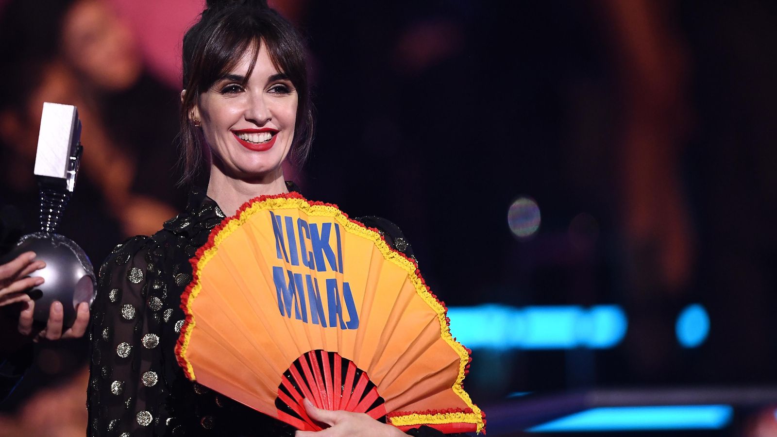 Durante la gala hubo varios guiños a Sevilla, como este abanico que sostiene Paz Vega.