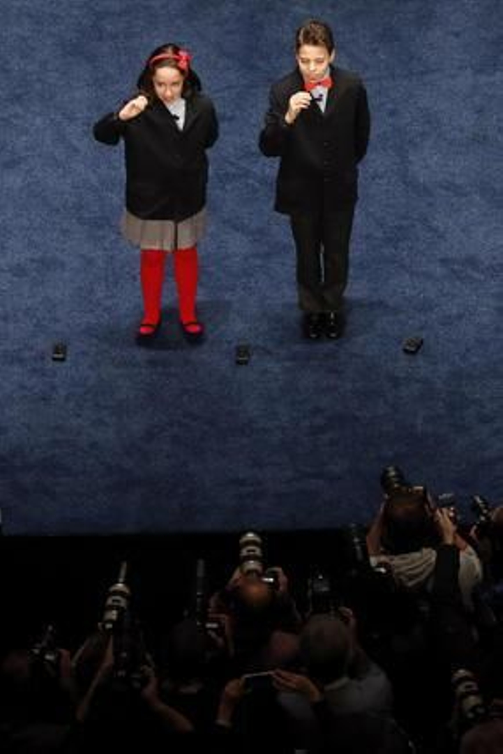 Los niños cantan el segundo premio, el más madrugador.

Foto: EFE