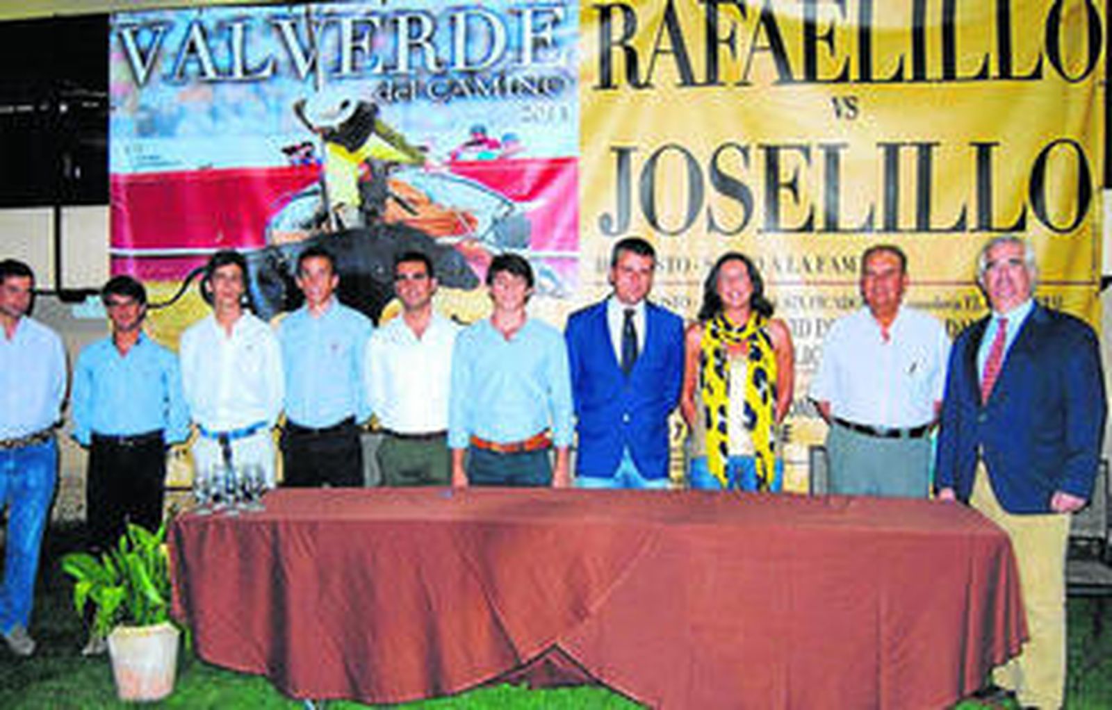 Foto de familia de todos los protagonistas de la presentación de los carteles de la feria valverdeña.