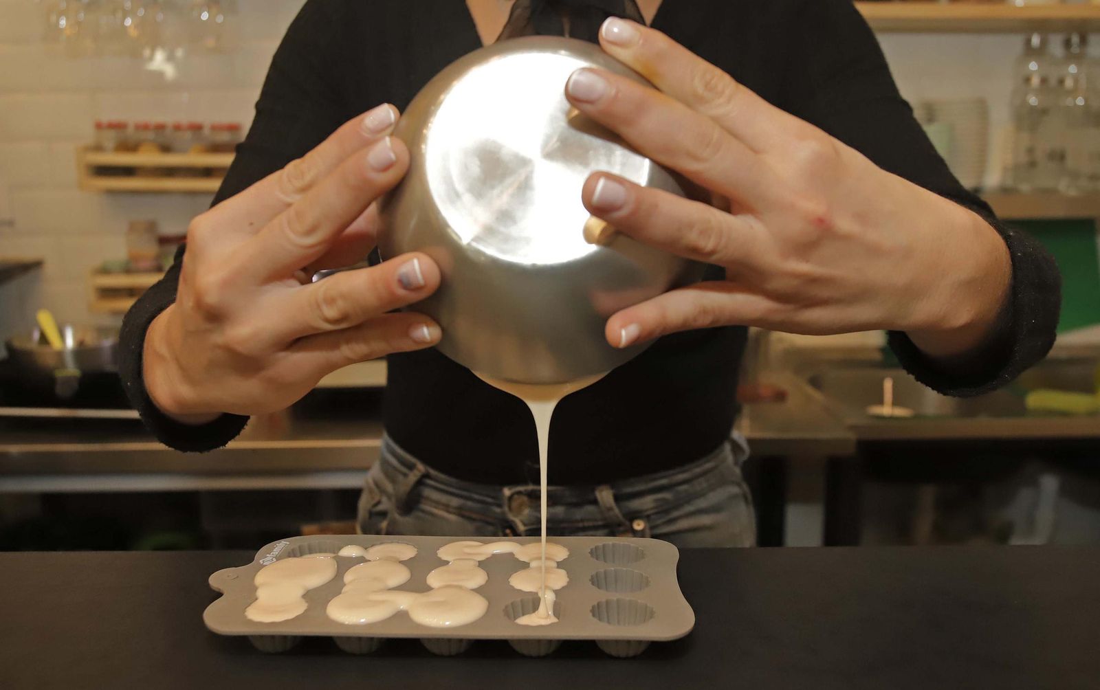 Mariana Cardoso prepara bombones rellenos artesanos en 'El lugar que no existe', en imágenes