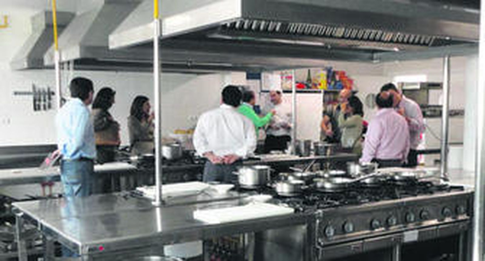 Algunos de los candidatos demustran su experiencia en la cocina del IES Hurtado de Mendoza de Granada.