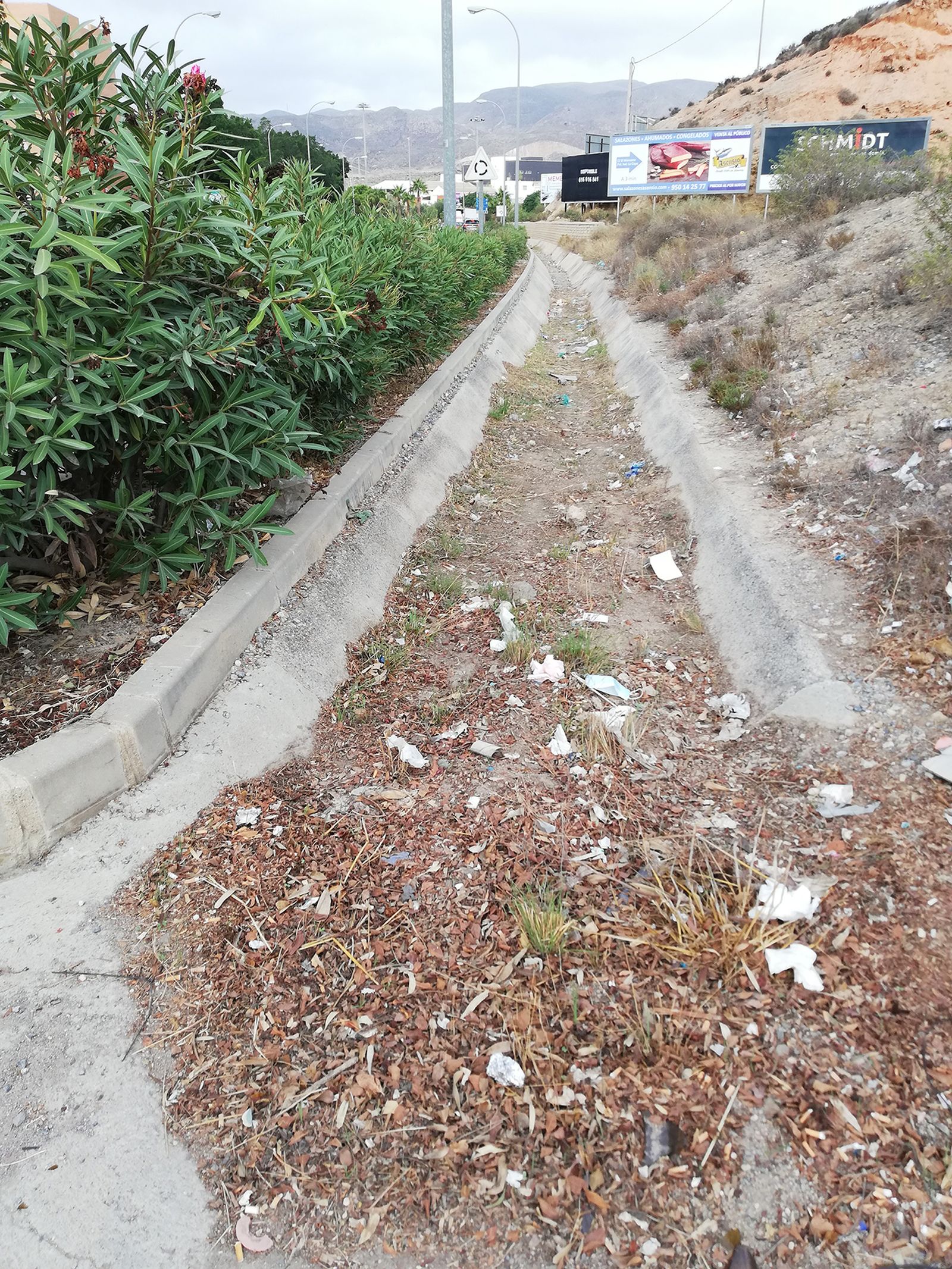 Basura acumulada alrededor del Hospital Torrecárdenas