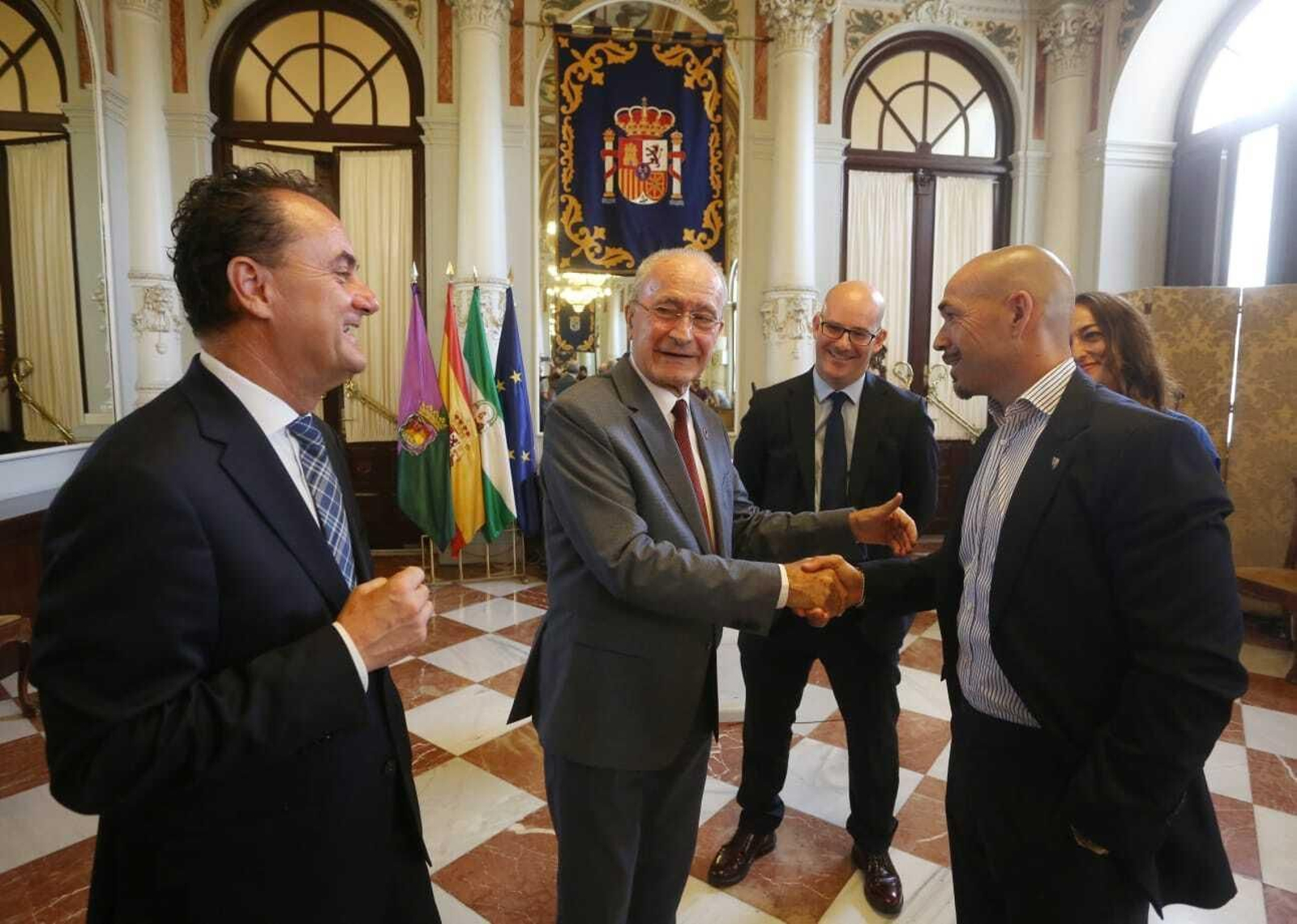 Francisco de la Torre dialogando con algunos cargos del Málaga.