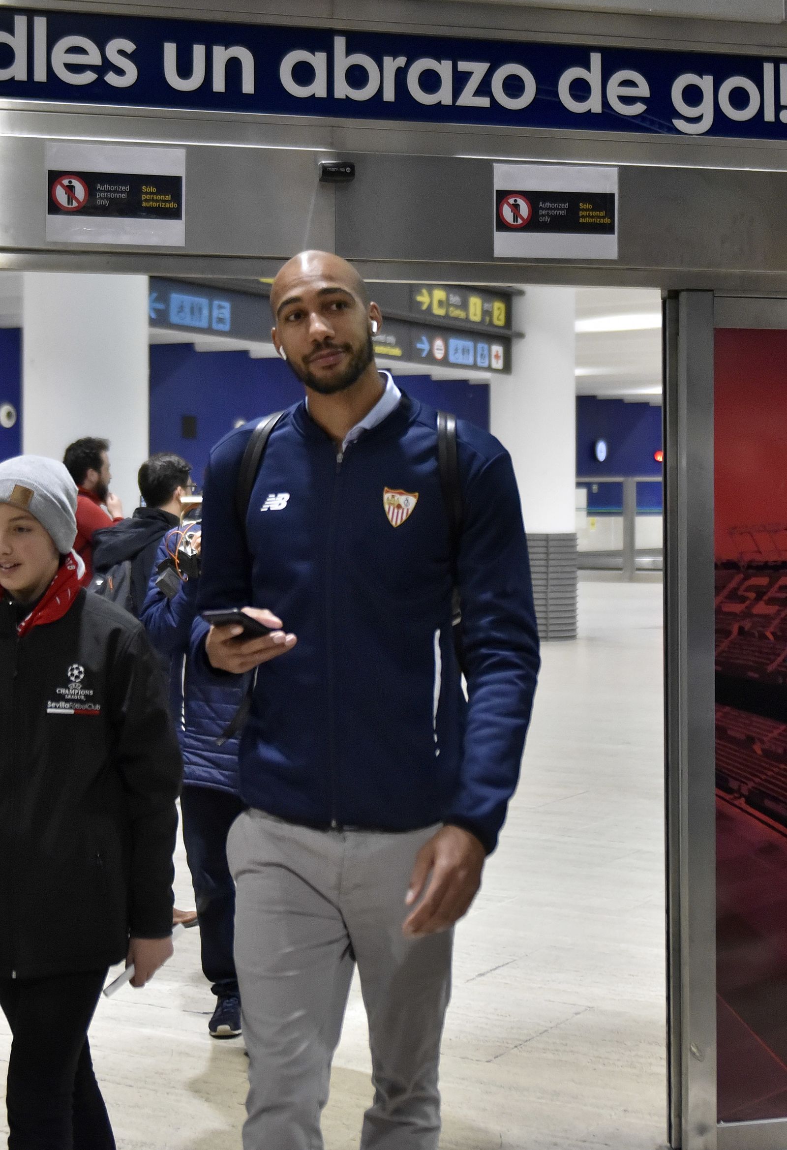 Llegada del Sevilla tras clasificarse a cuartos en Champions