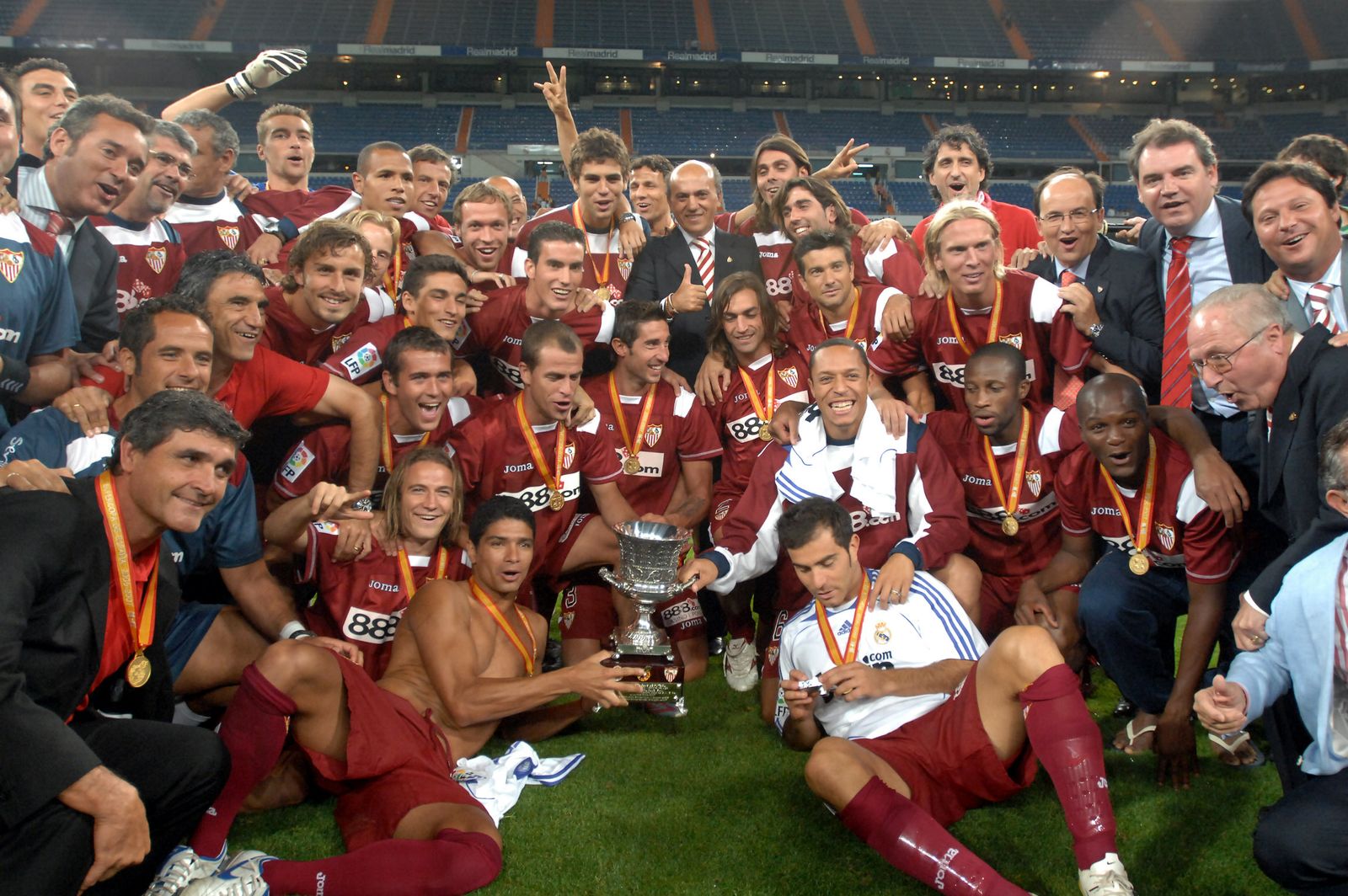 El Sevilla de Juande Ramos y José María del Nido celebra la Supercopa de España en el Bernabéu.