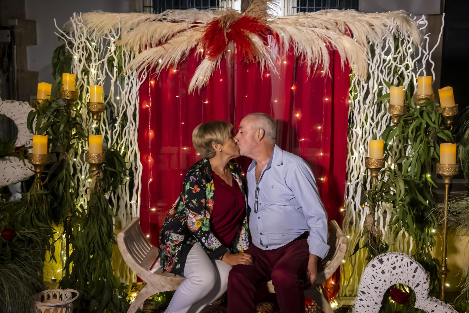 Una pareja se da un beso en una edición anterior de este evento en la Villa de Níjar Una pareja se da un beso en una edición anterior de este evento en la Villa de Níjar