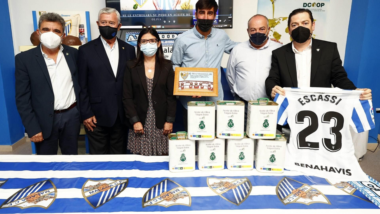 Alberto Escassi recibe su peso en aceite.