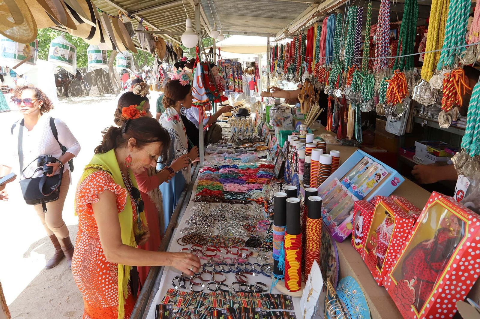 Imágenes del ambiente El Rocío y en Casas de Hermandades