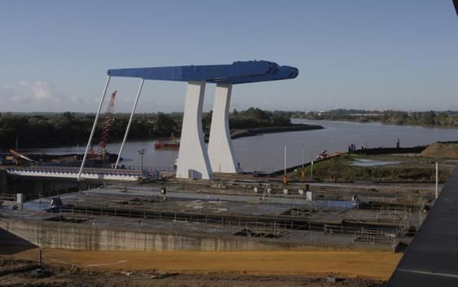 La nueva esclusa del Puerto de Sevilla, construida por los astilleros tras una inversión pública que supera los 160 millones de euros, está ya en funcionamiento.

Foto: José Ángel García