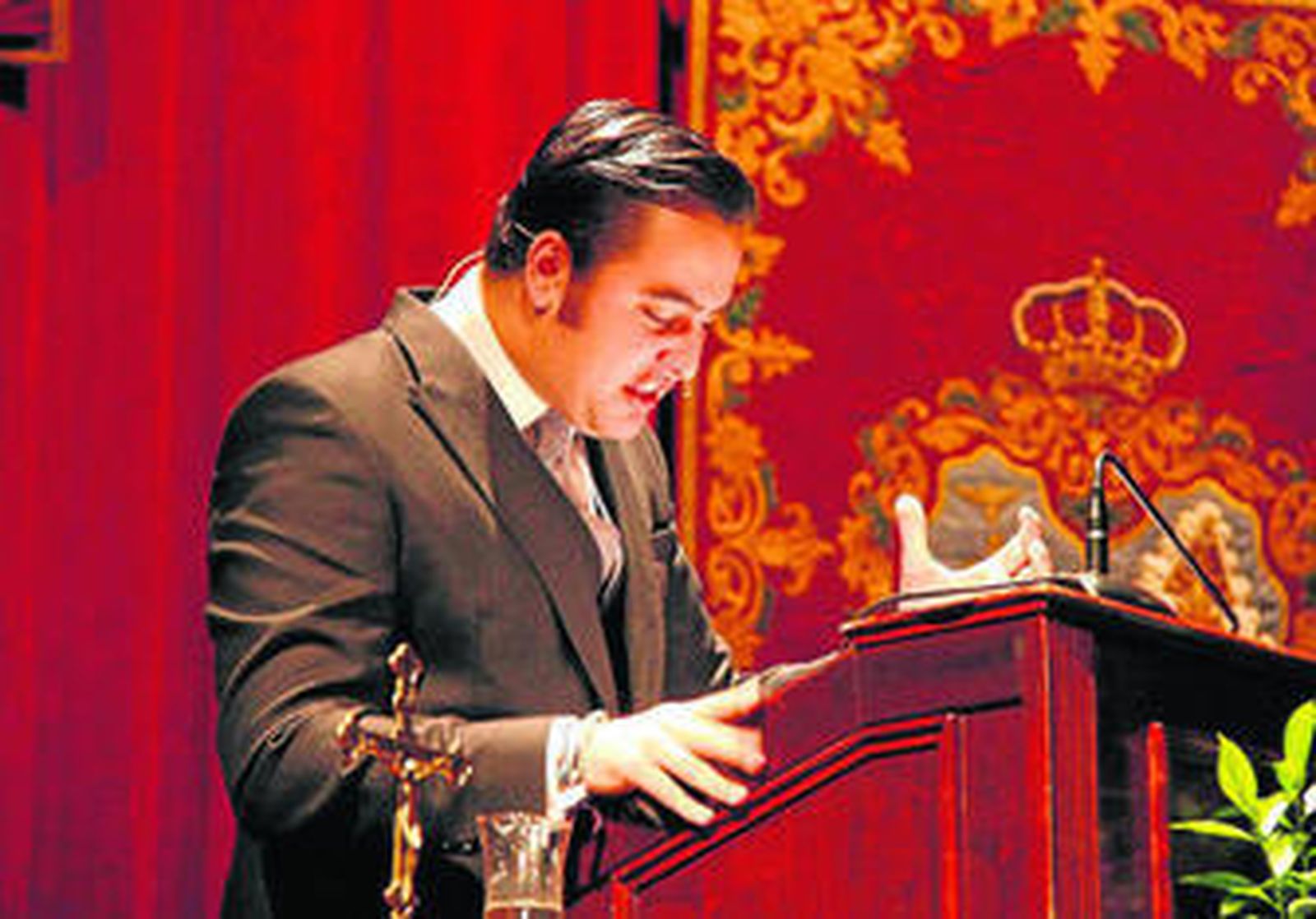 El pregonero Álvaro Carmona López, durante el pregón ofrecido ayer en el teatro municipal Pedro Muñoz Seca.