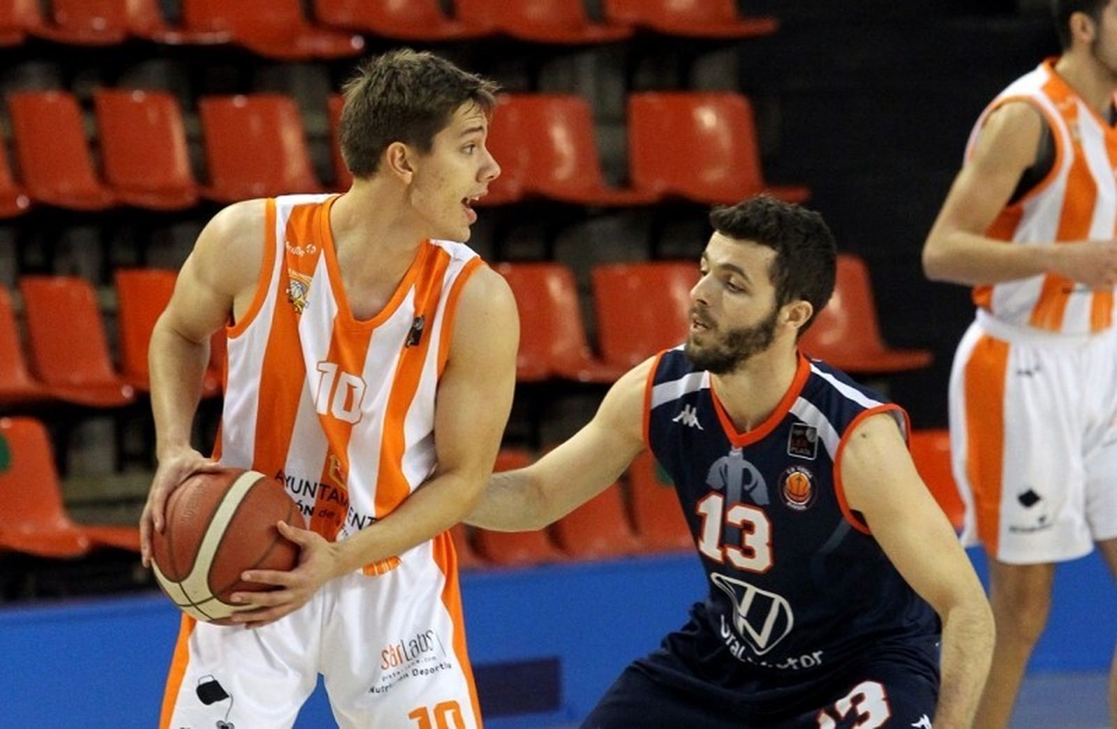 Álvaro Herrera marca una jugada ante Luis Ferrando.