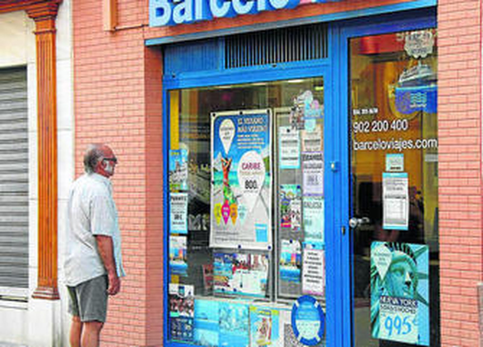 Una de las agencias de viajes de la localidad, situada en el centro urbano.