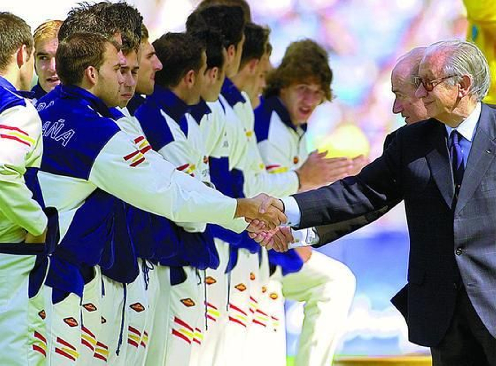 Samaranch saluda a los jugadores de la selección española de fútbol en la ceremonia de entrega de medallas de Sidney 2000.
