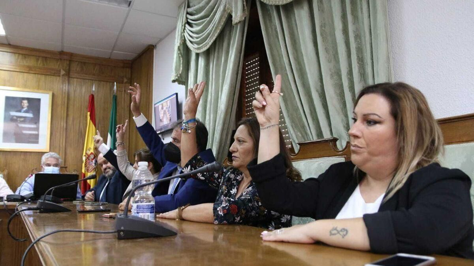 Los cuatro ediles del PP y la edil de Cs votan a favor de Francisco Lirola, en Dalías.