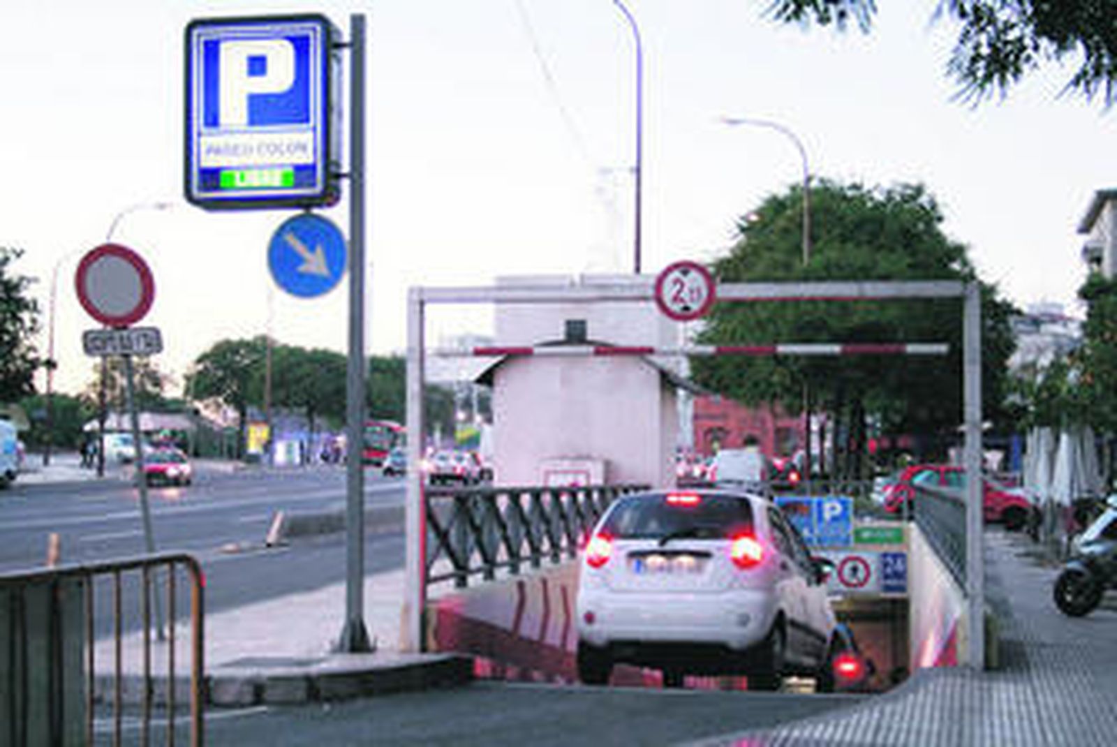 Entrada del aparcamiento del Paseo de Colón.