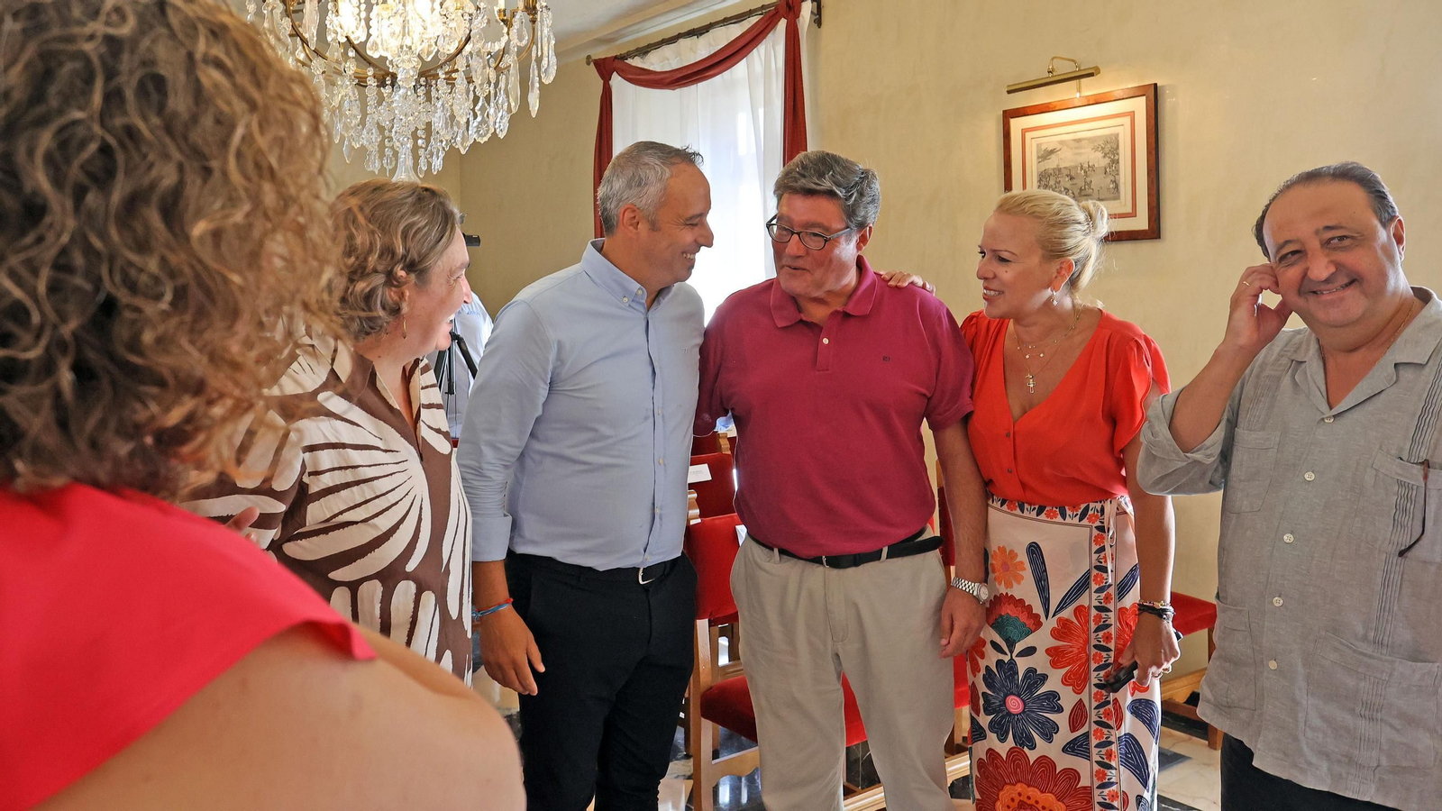 Antonio Vadillo firma en el Libro de Honor de Jerez
