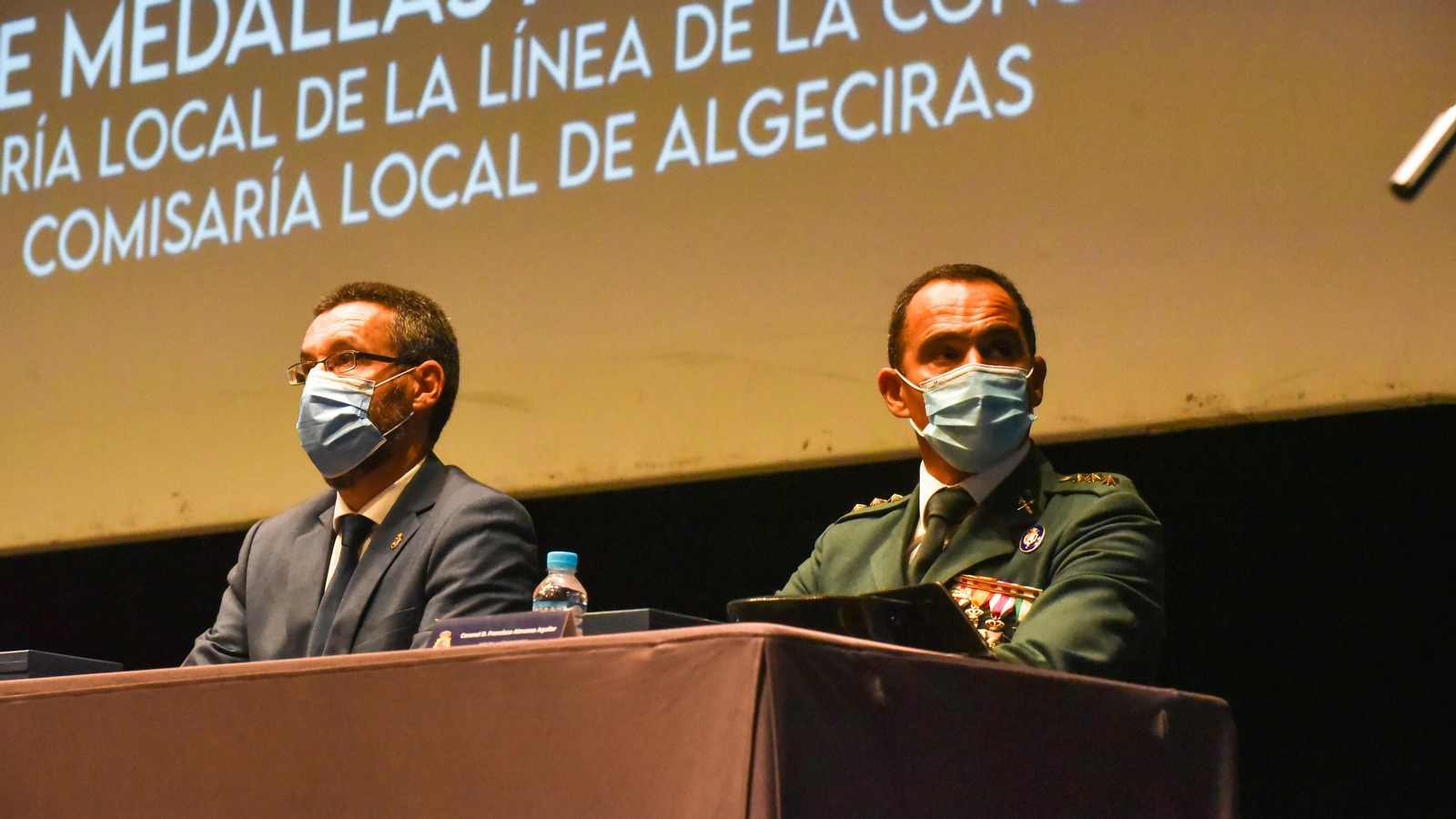 Las fotos de la entrega de medallas por el Dia de la Policía Nacional