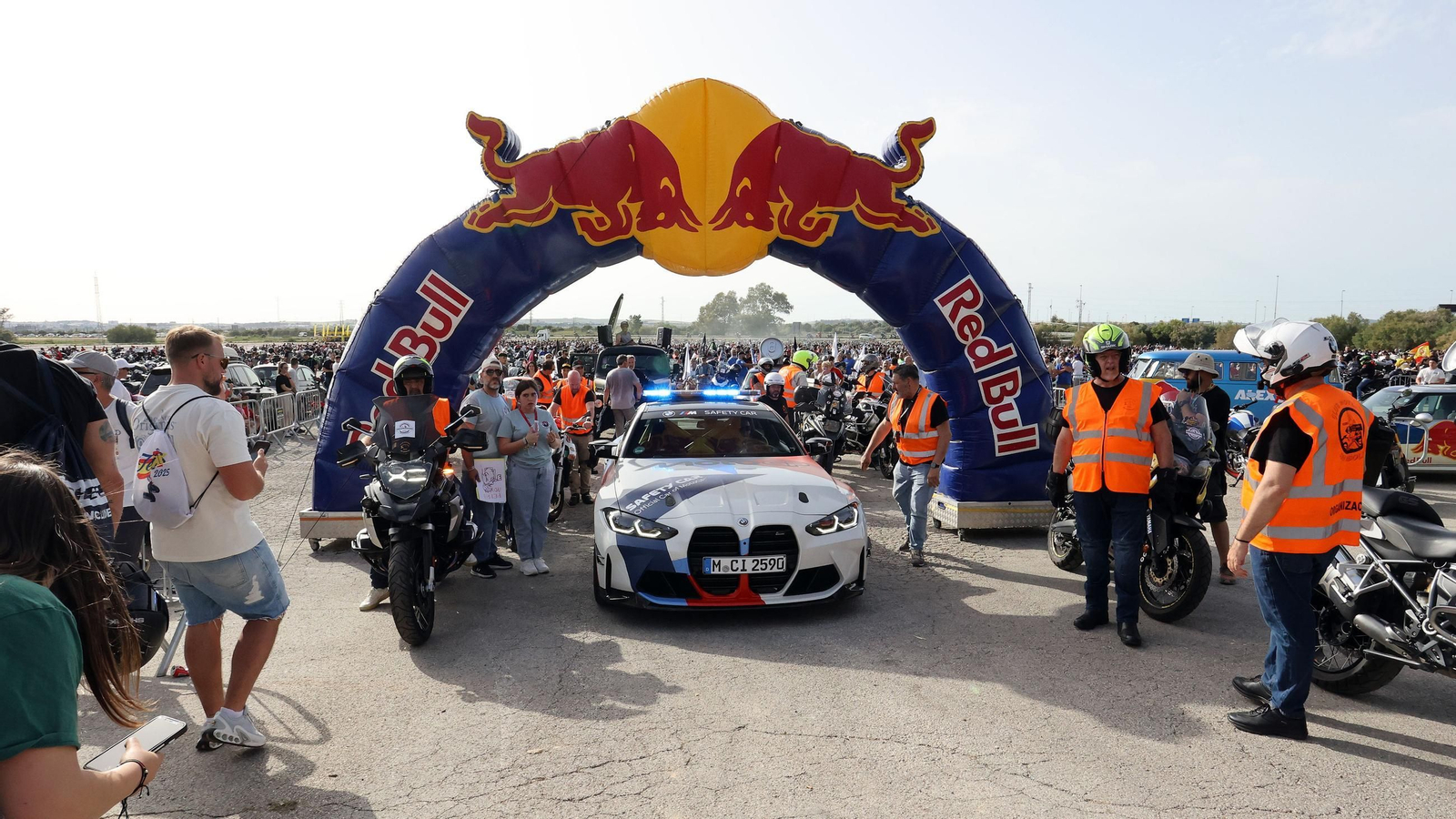 Salida de la caravana motera desde el Circuito de Jerez - Ángel Nieto Salida de la caravana motera desde el Circuito de Jerez - Ángel Nieto