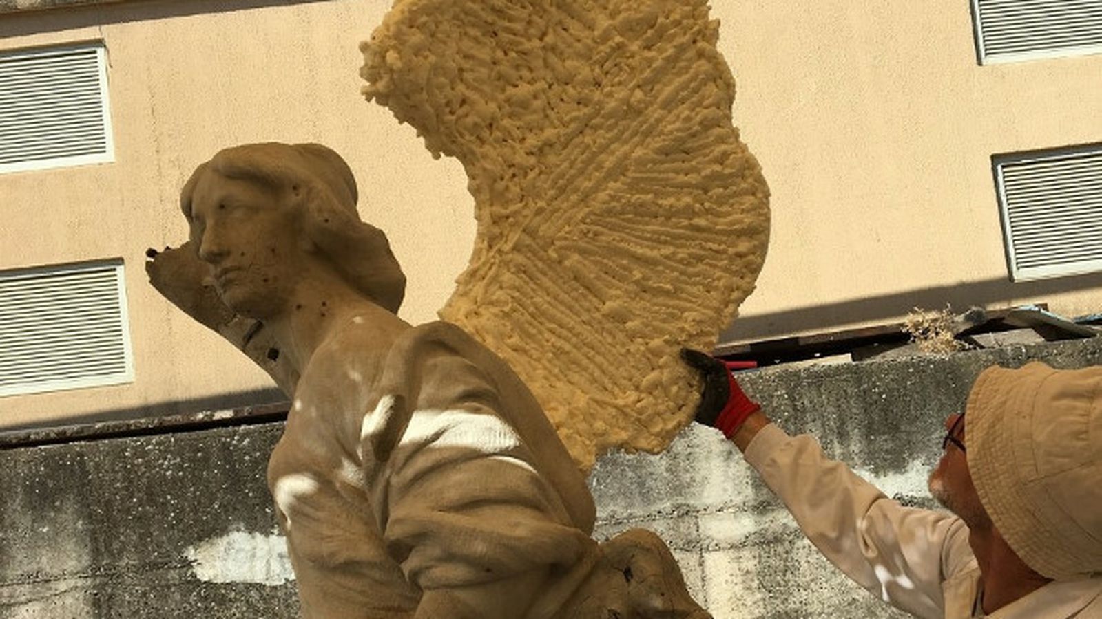 Trabajo de restauración de una de las Victorias Aladas.