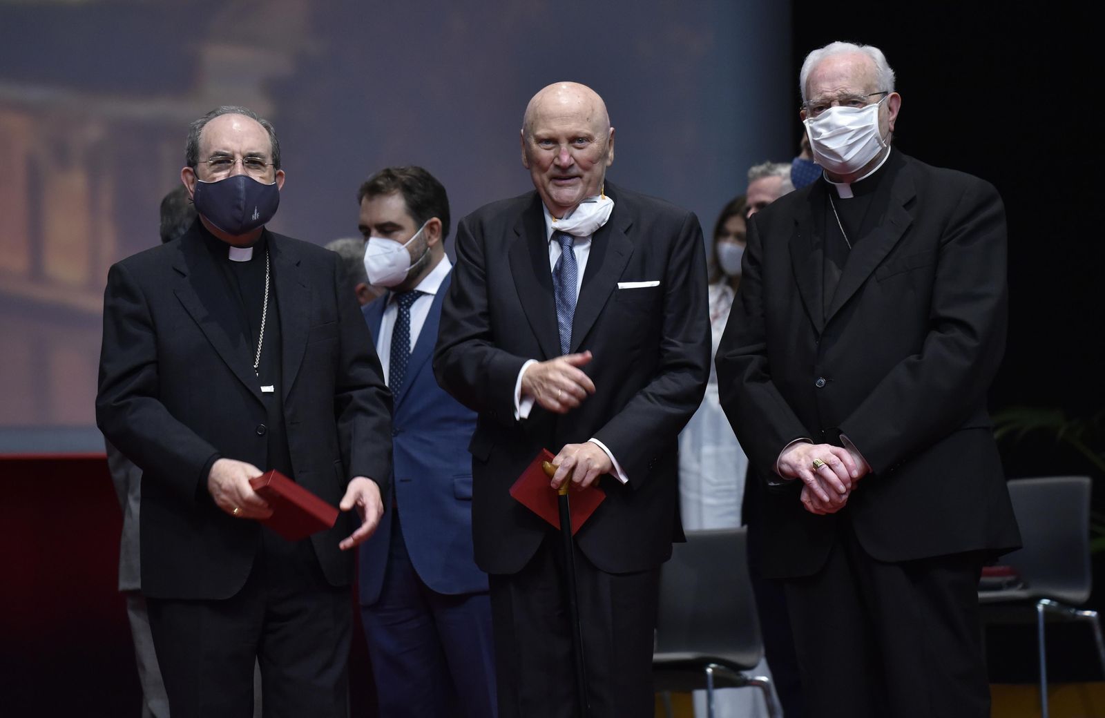 Pepe Moya flanqueado por monseñor Asenjo y el Cardenal Amigo