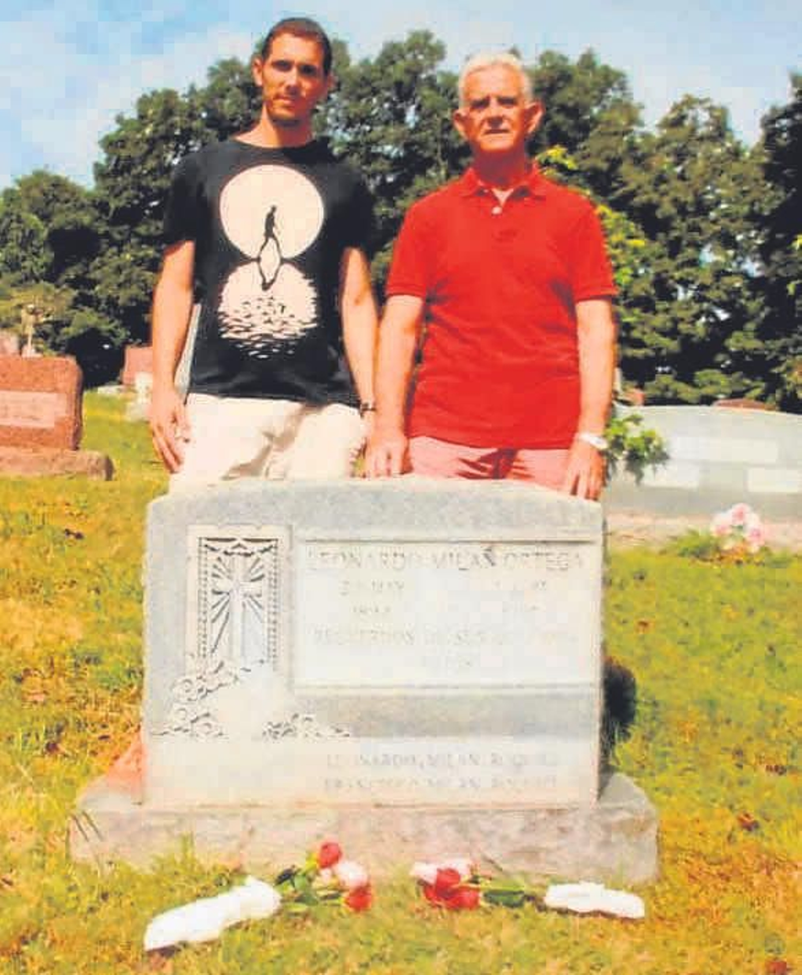 Paco Milán y su hijo Francisco junto a la tumba de su abuelo.