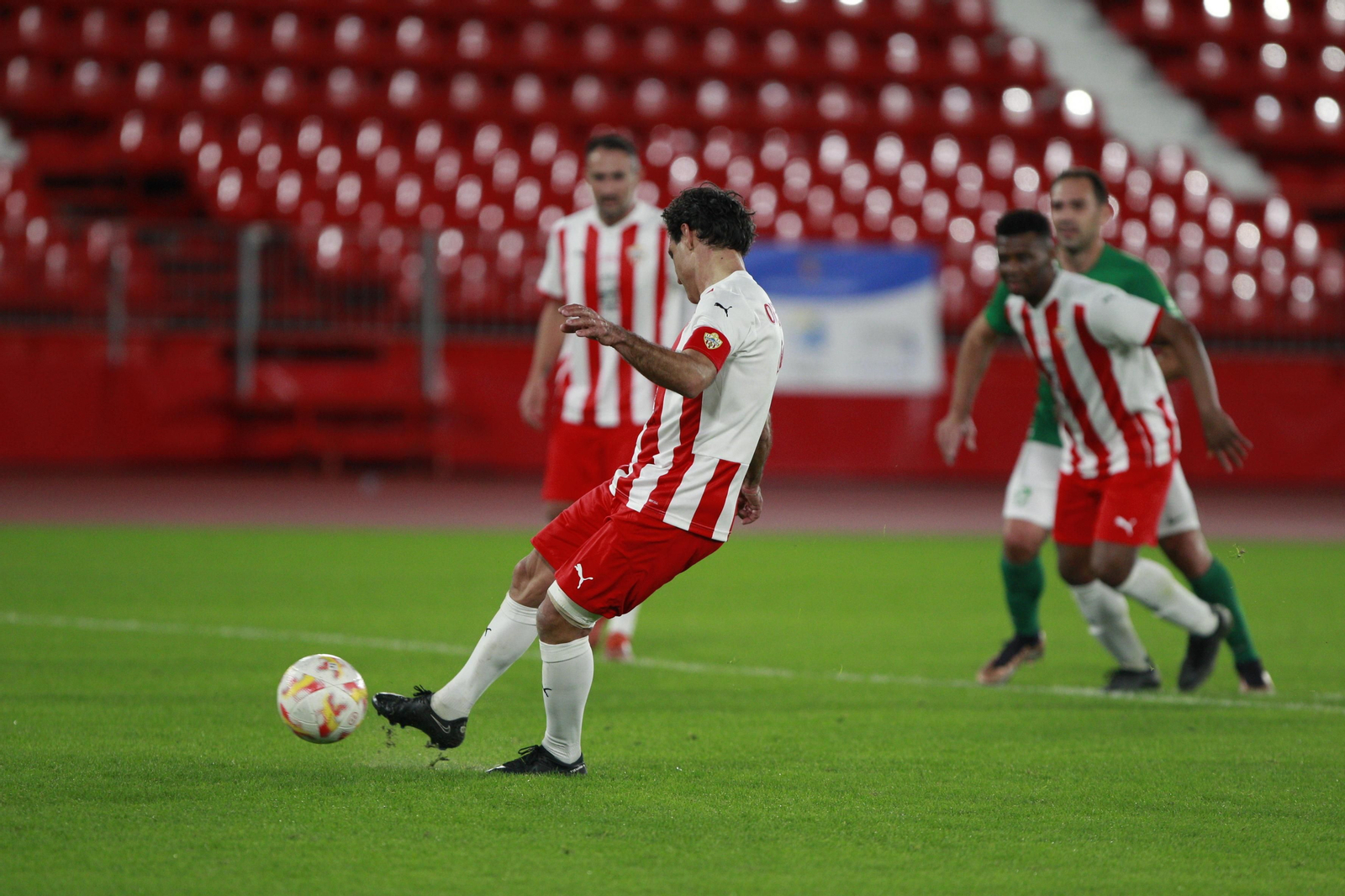 Imágenes del partido homenaje al 'eterno' capitán de la U.D. Almería, José Ortiz