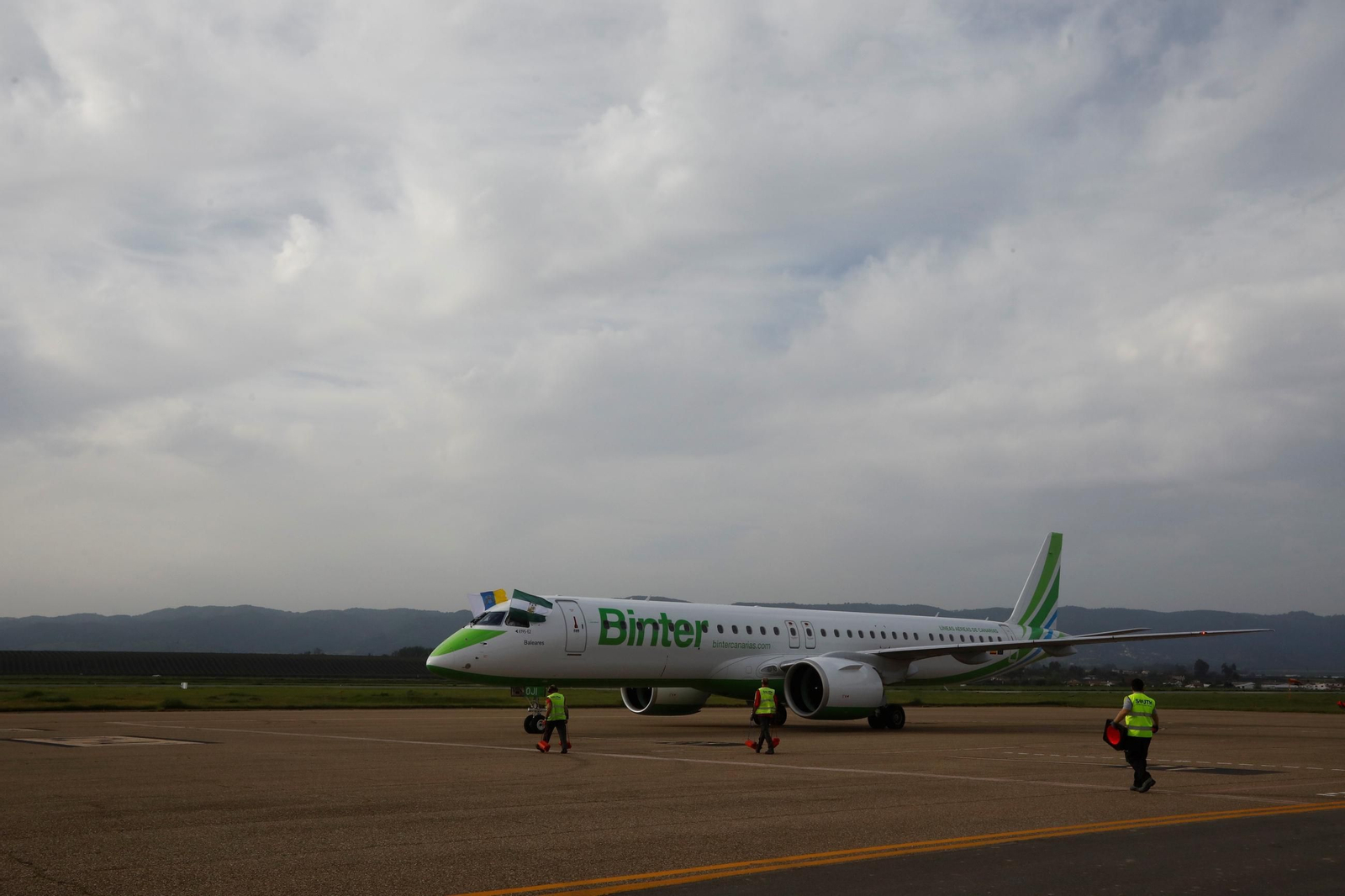 El aeropuerto de Córdoba recibe el primer vuelo de Binter desde Canarias, en imágenes