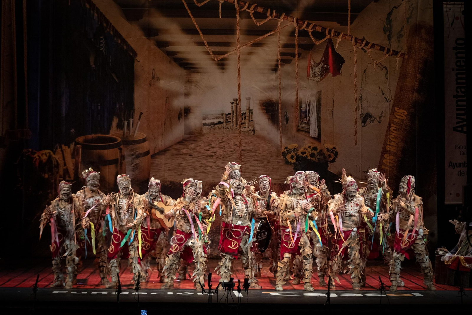 La comparsa de Algeciras 'Los ventidos' durante su actuación