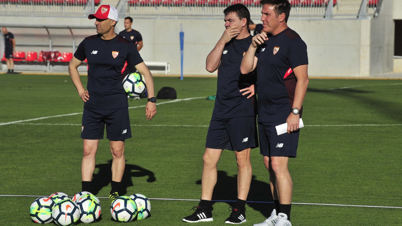 El técnico, junto a sus ayudantes, contempla el trabajo de la plantilla