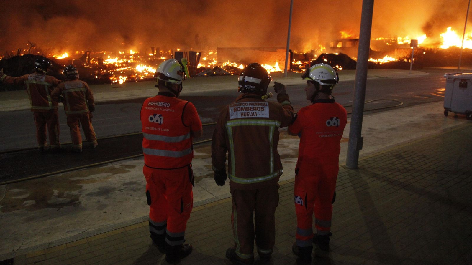 Efectivos de extinción, sanitarios y de seguridad en el incendio durante la madrugada de ayer.
