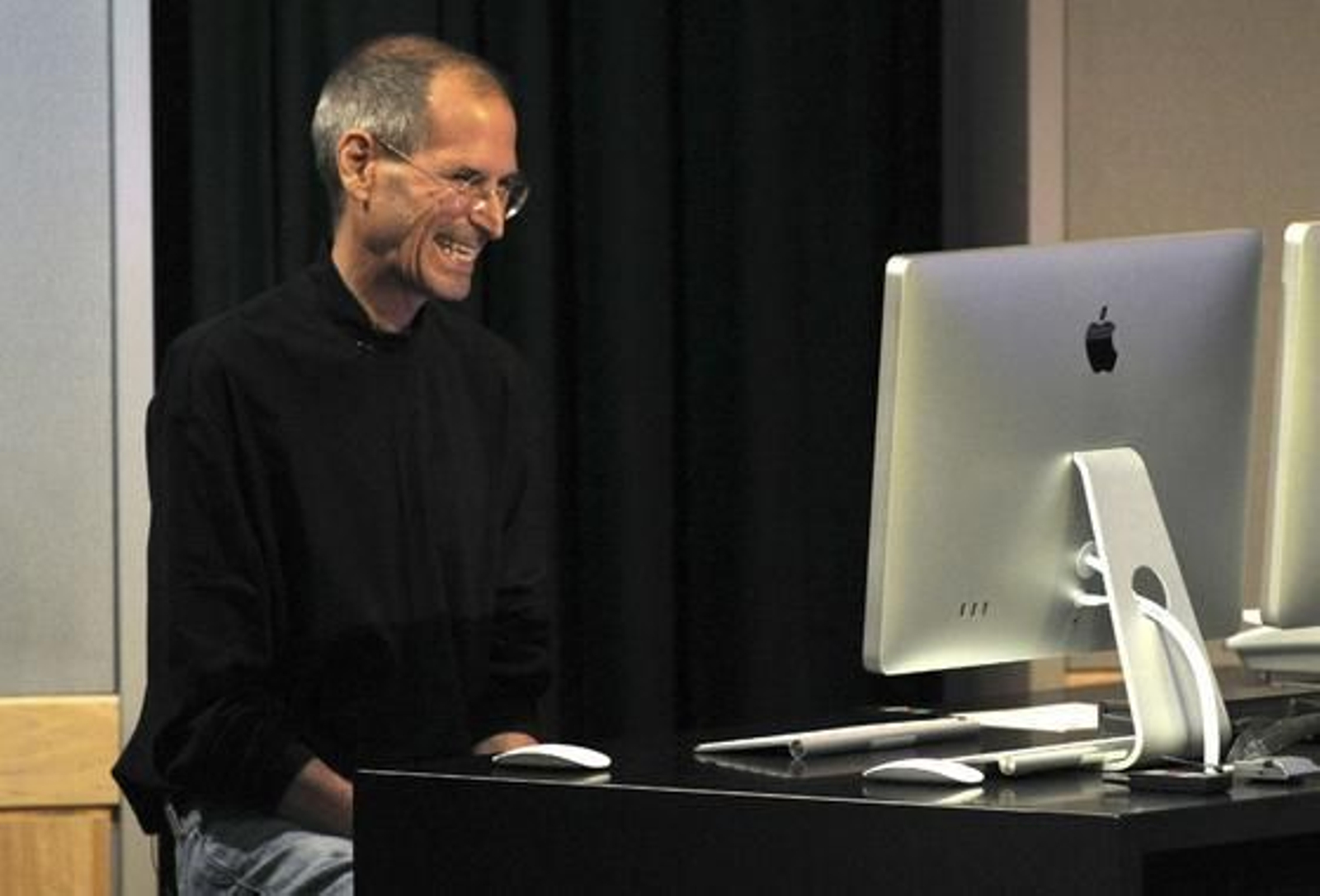 Apple presenta el nuevo modelo del portátil Mac Book Air. / Reuters