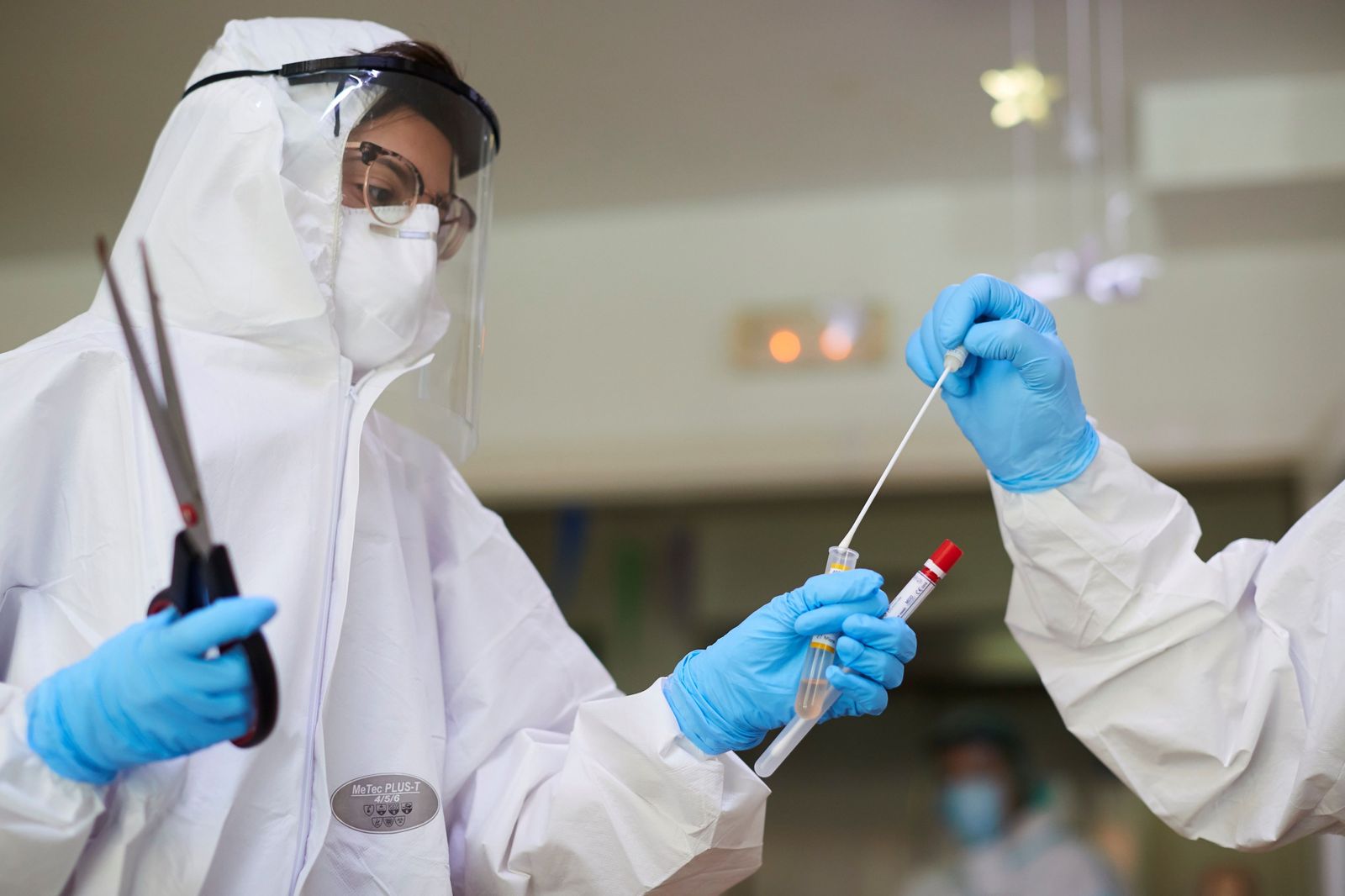 Dos profesionales guardan una muestra para analizar.