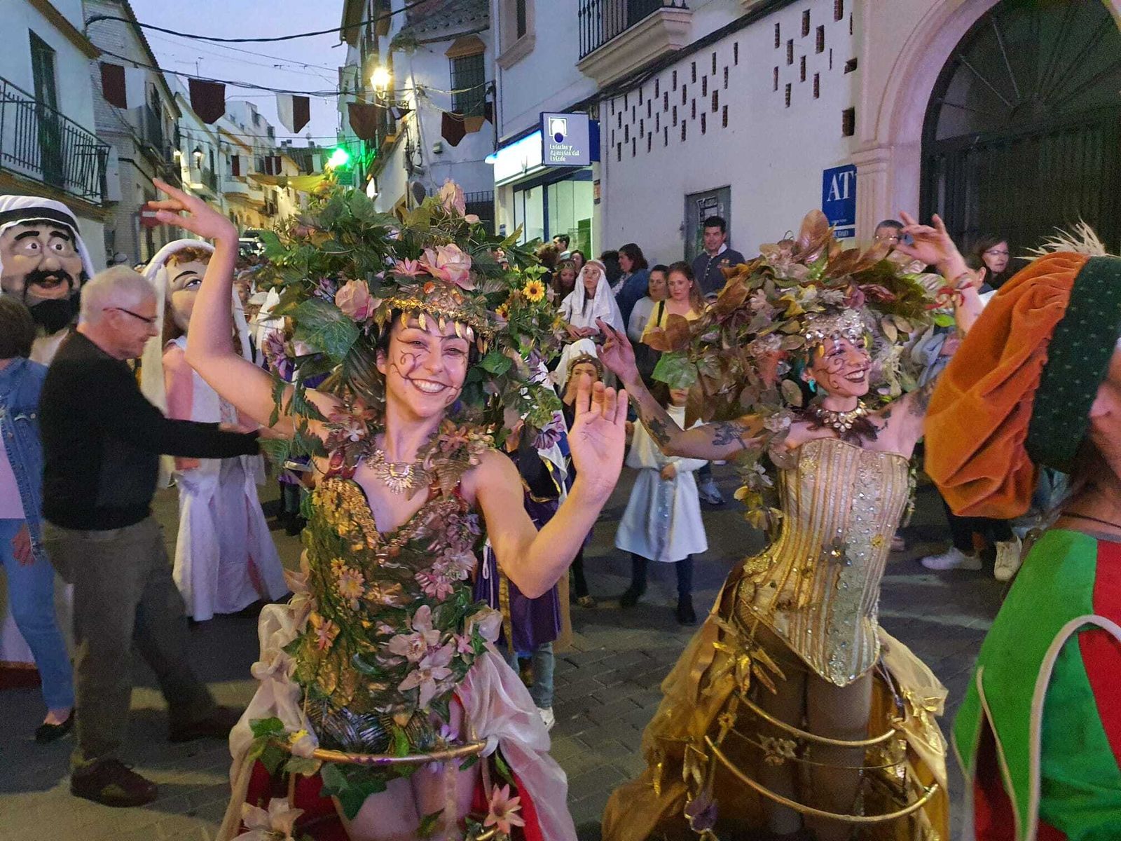 El gran pasacalles inaugural del Zoco de la Encantá de Almodóvar del Río, en imágenes