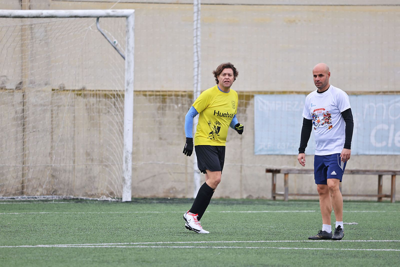 Periodistas y políticos disputan su tradicional partido navideño de fútbol