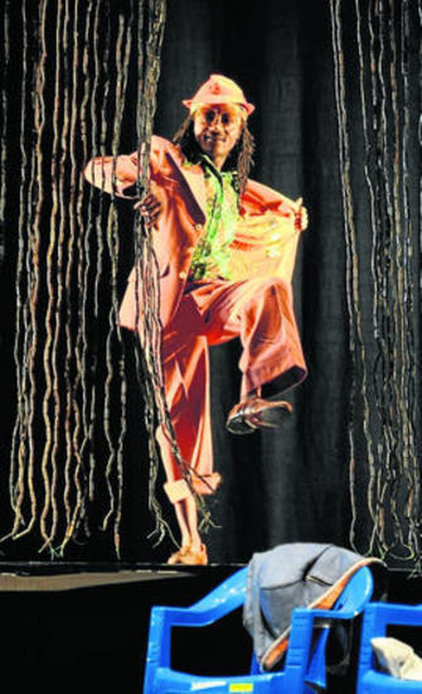 Uno de los intérpretes de 'Coup fatal' ante las sillas azules de los kinois.