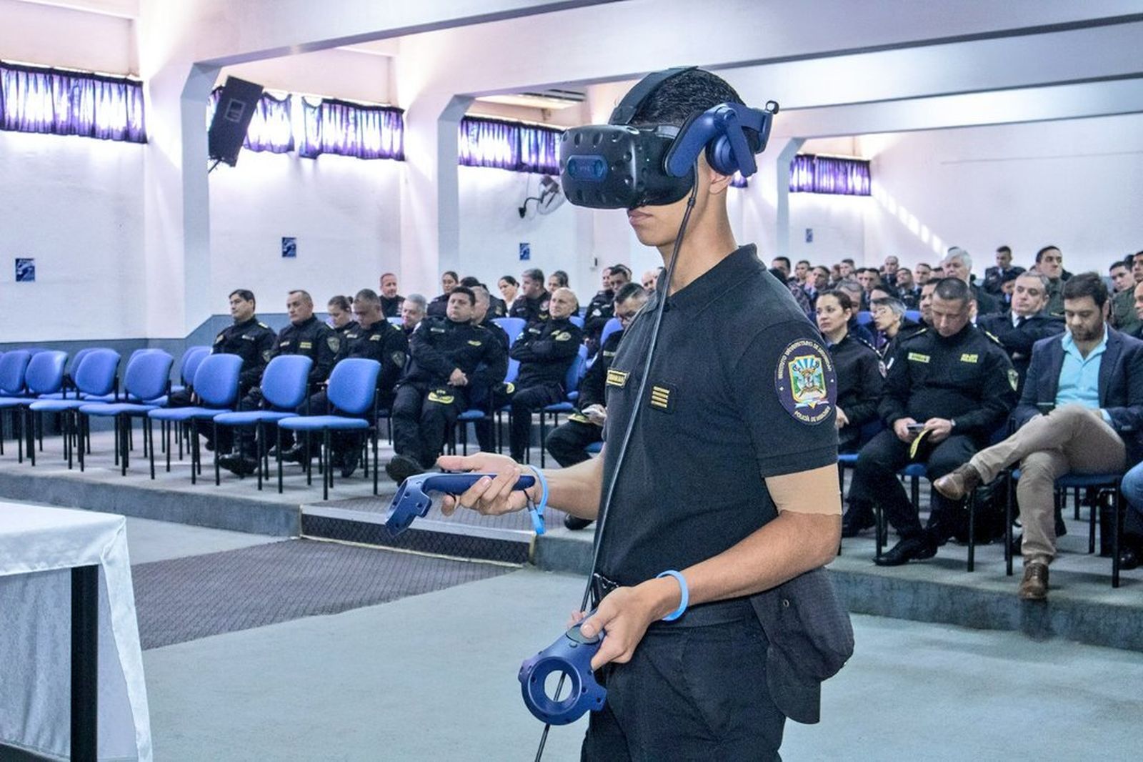 Policía argentina con gafas de realidad virtual.