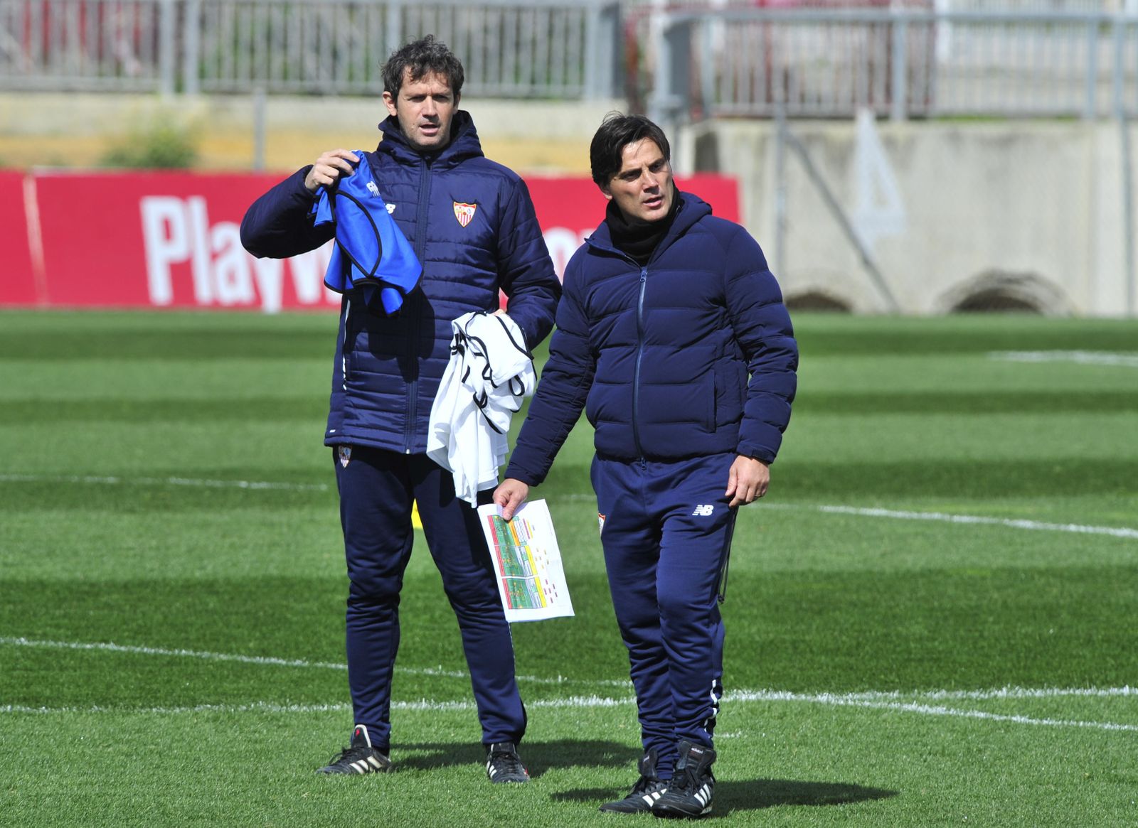 Vincenzo Montella organiza un entrenamiento junto a su primer ayudante, Daniele Russo.