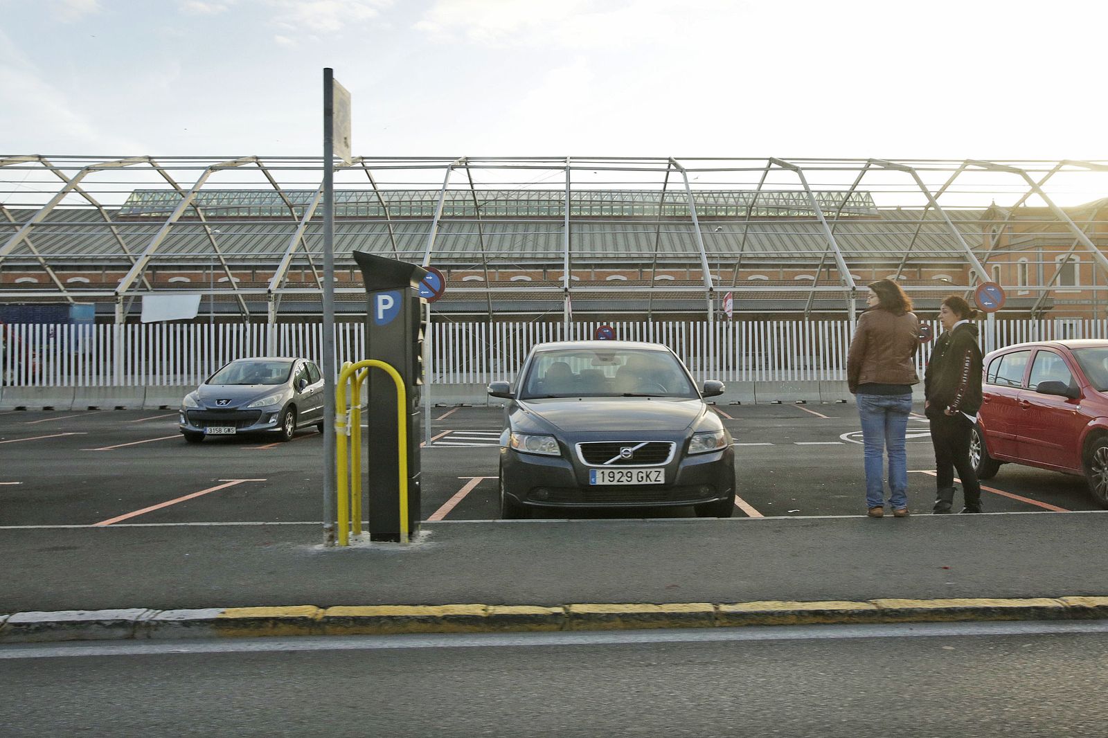Las parquímetros de la zona naranja de la Avenida de Astilleros siguen en pie