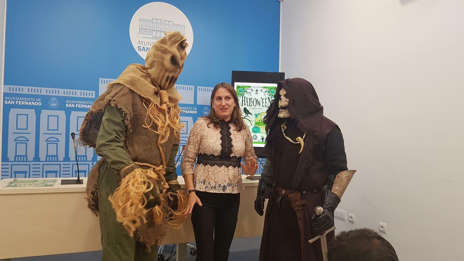 La concejala Regla Moreno con dos personajes de Halloween, en la presentación del programa.