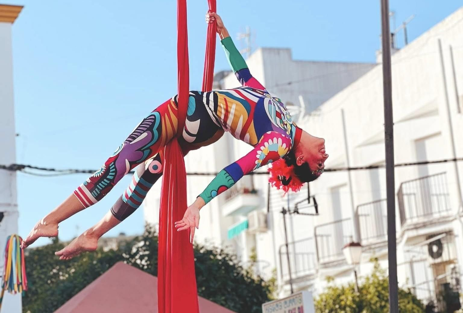 Una acróbata durante un espectáculo