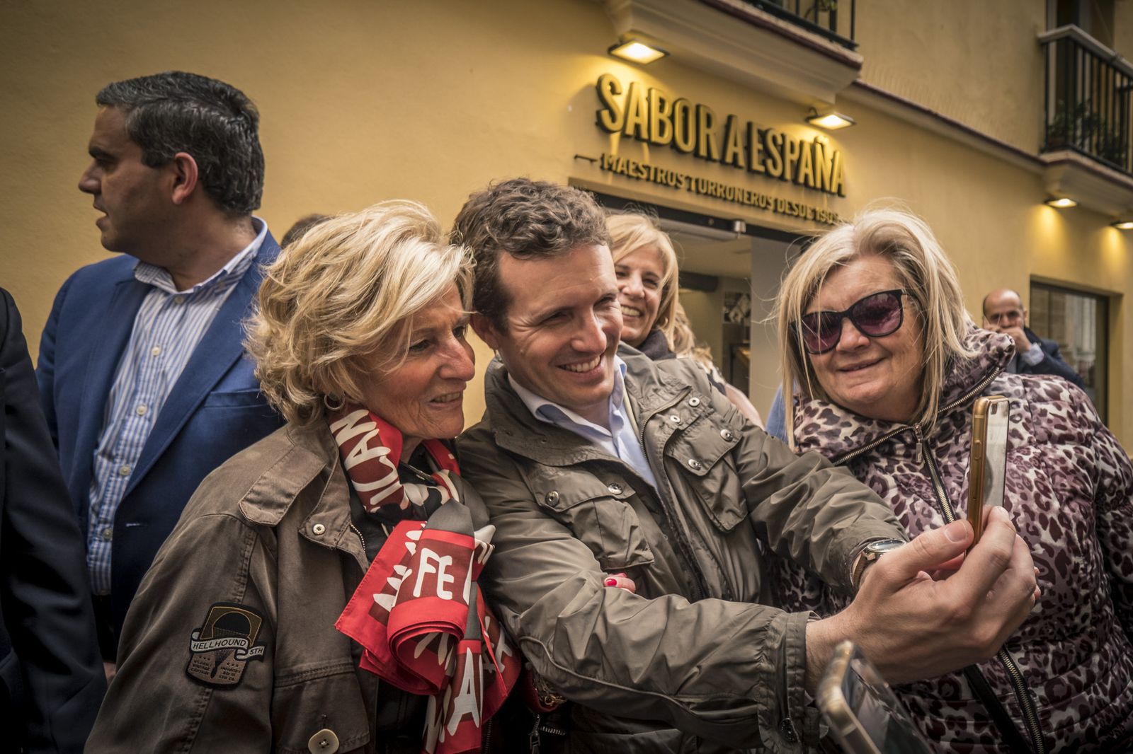 Pablo Casado de paseo por Cádiz.