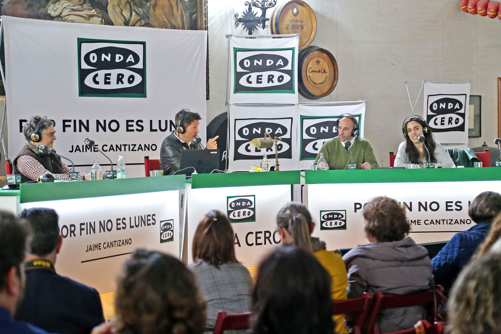 Jaime Cantizano y su equipo de 'Por fin no es lunes' durante la emisión en la bodega Williams & Humbert.