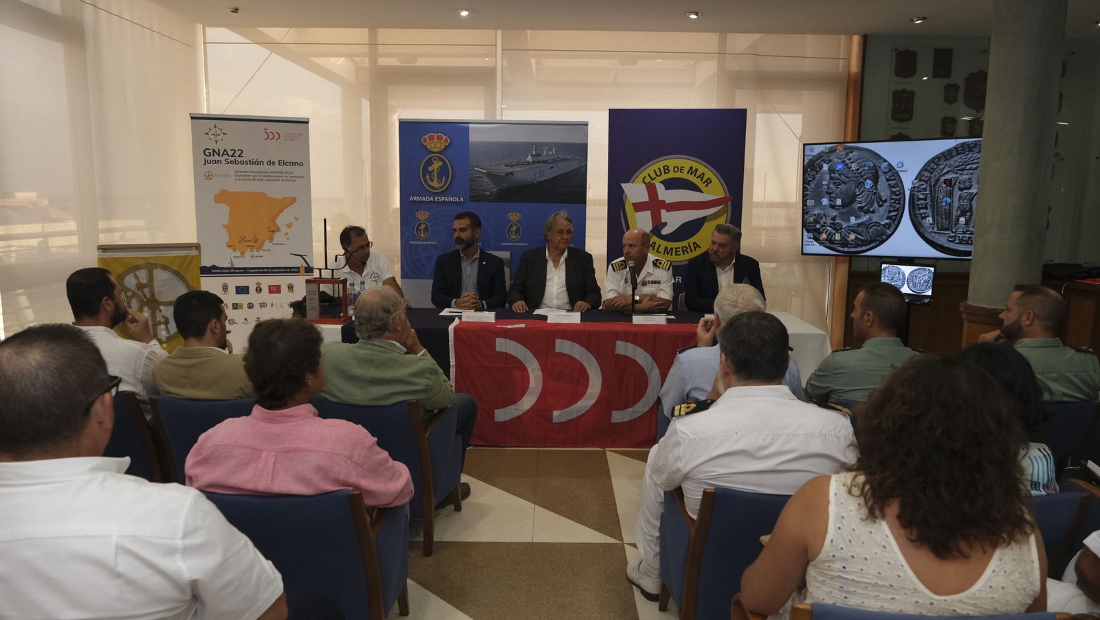 Imágenes de la visita de la Expedición Juan Sebastián Elcano al Club de Mar de Almería