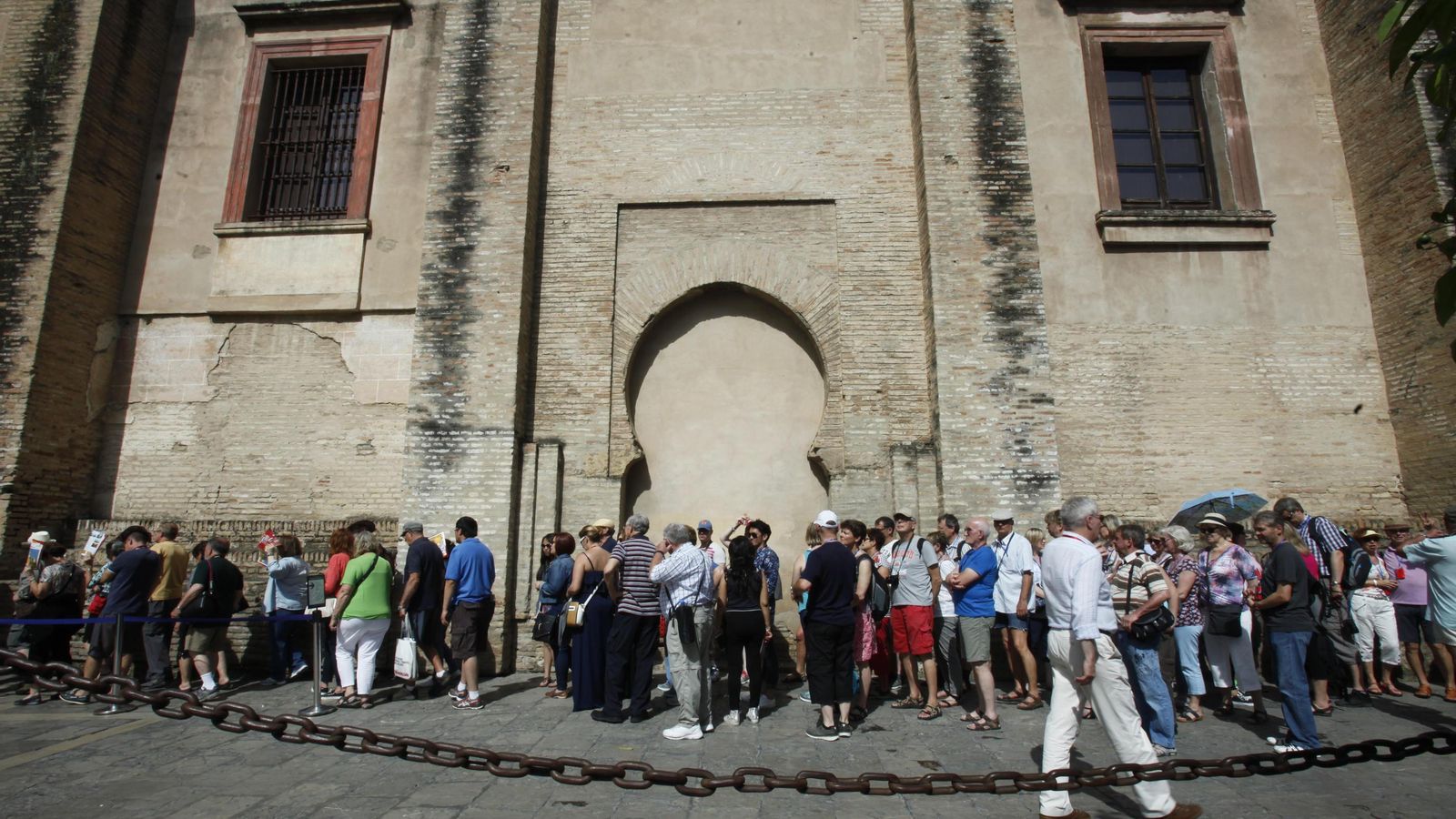Turistas haciendo cola en una imagen de archivo para entrar en la Catedral.