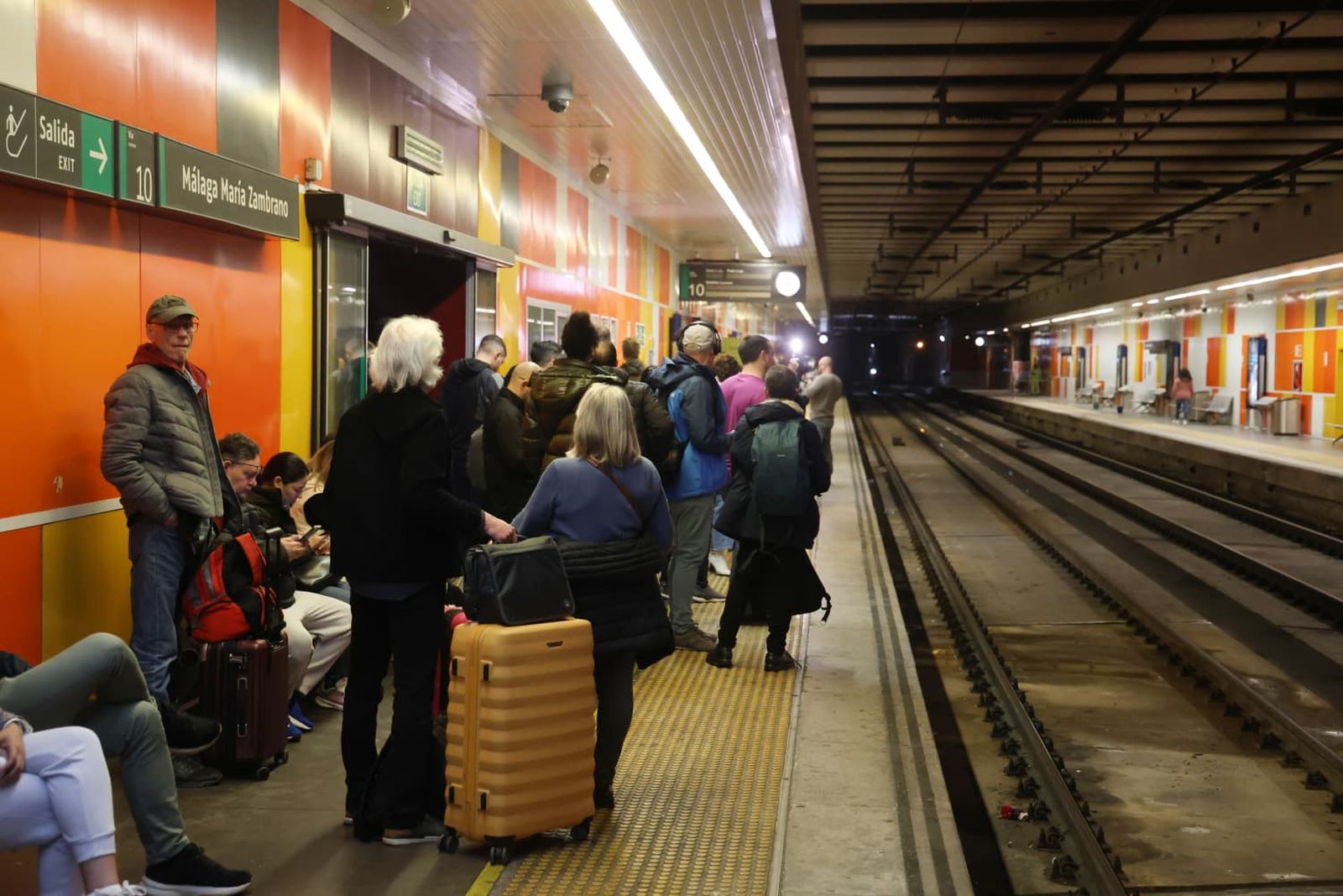Usuarios esperando el tren de Cercanías, este martes, en la estación María Zambrano..