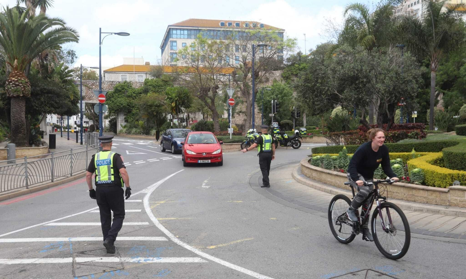 Un control de la Policía de Gibraltar para controlar que ningún ciudadano se salta el confinamiento obligatorio