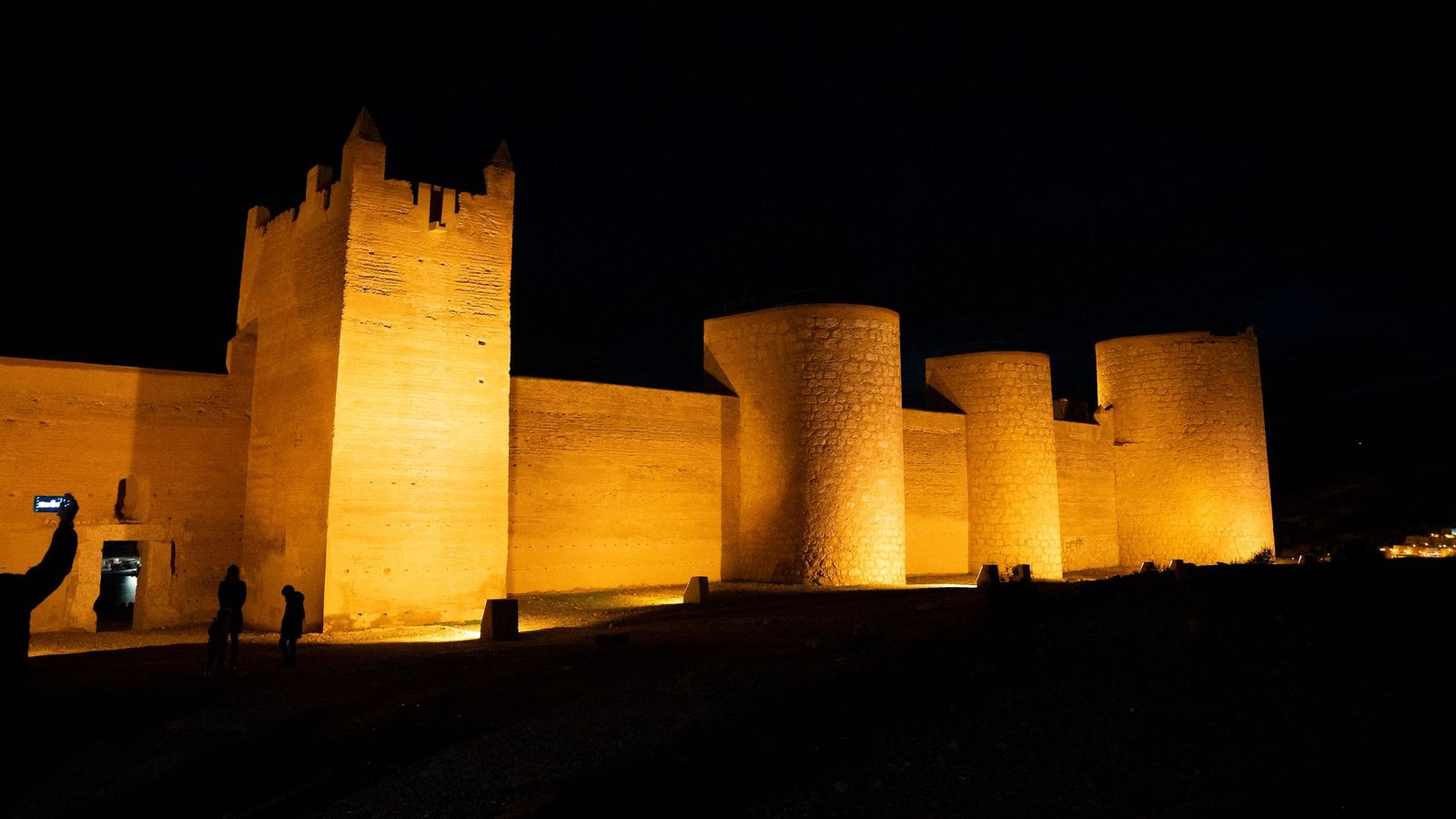 La muralla de Jayrán ya brilla con su nueva iluminación.
