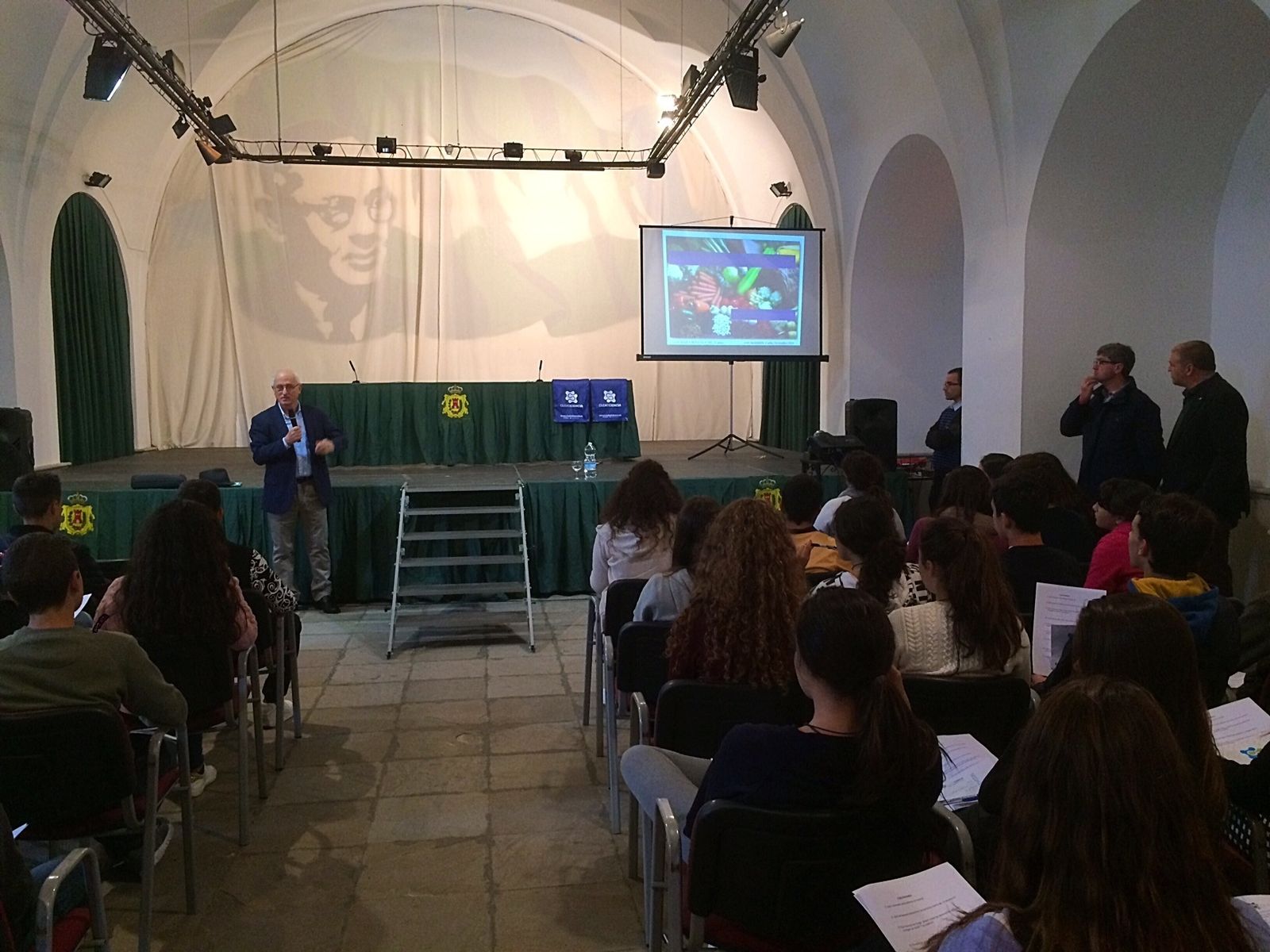 El ponente durante su intervención en El Pósito antse decenas de jóvenes estudiantes.