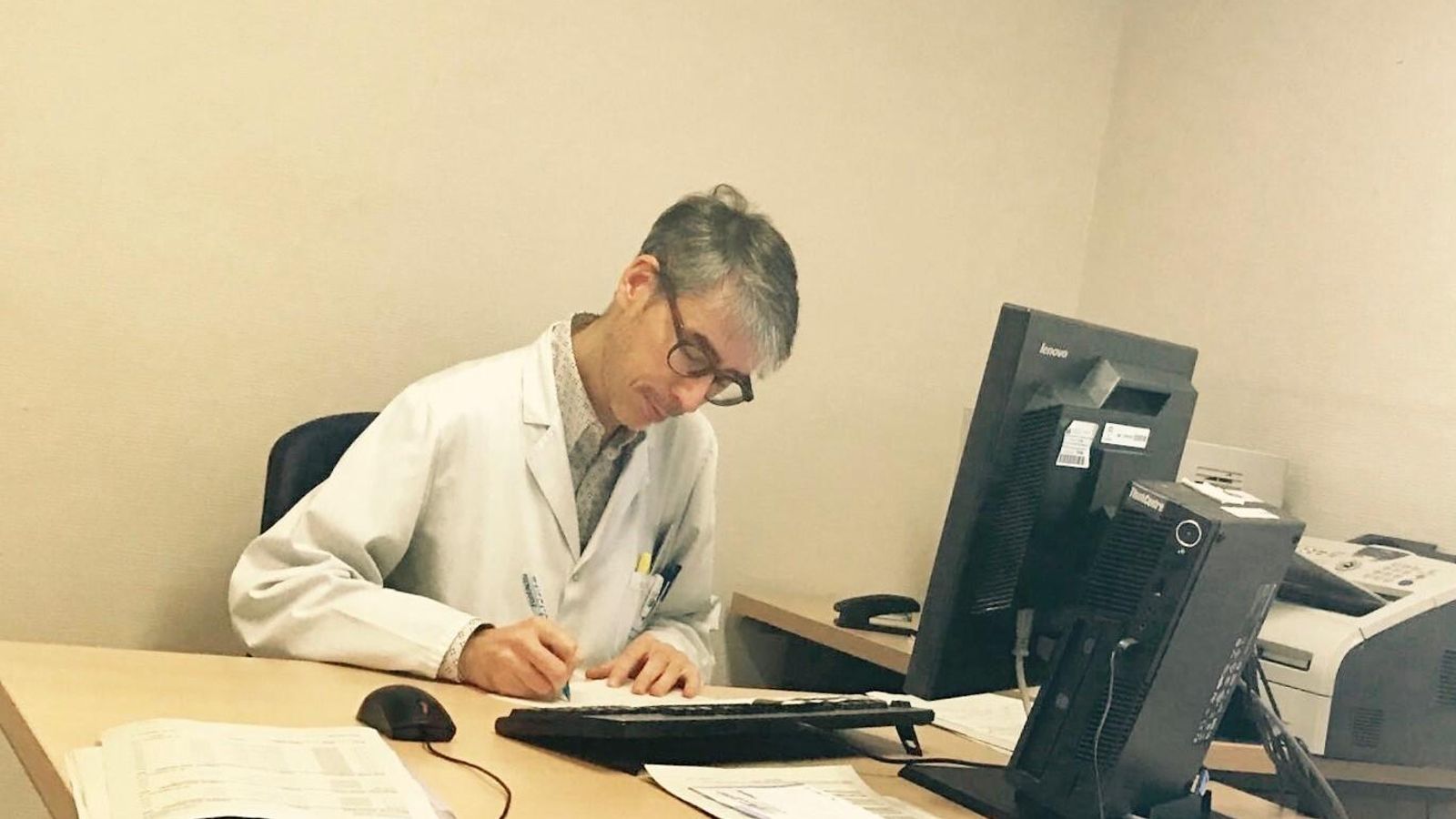 El doctor Alfonso Calañas, en su consulta.