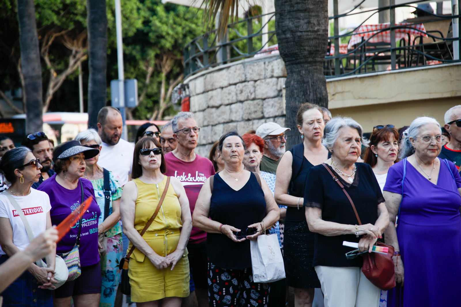 Las imágenes del minuto de silencio en el Mirador de la Rambla por la mujer asesinada en Almería